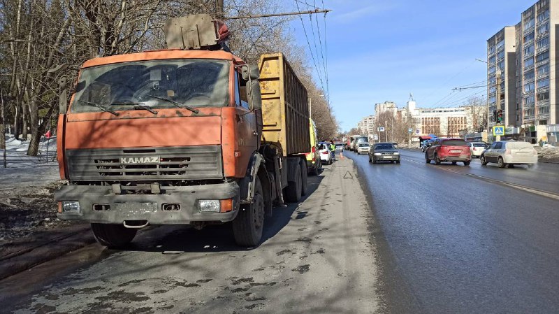 В Кирове на улице Производственной грузовик насмерть сбил пешехода 