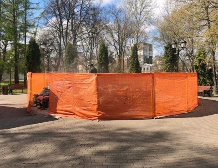 В Александровском саду в Кирове начали ремонт памятника Петру и Февронии