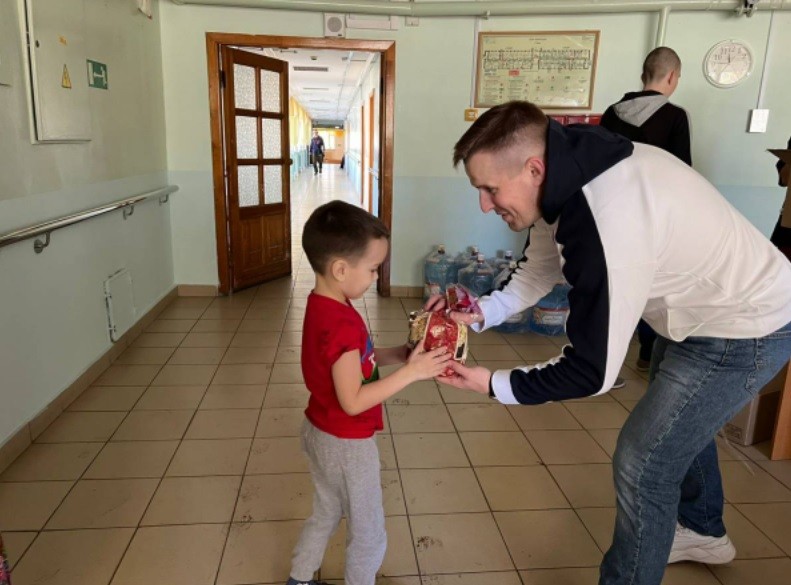 Депутат Юрий Луппов передал пасхальные куличи вынужденным переселенцам