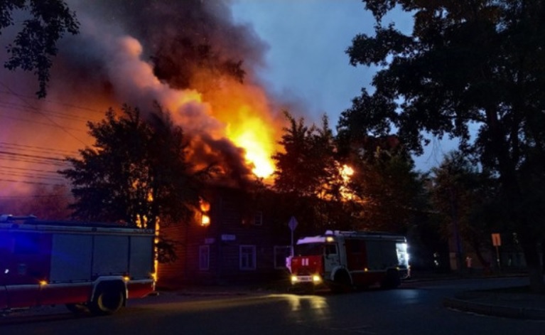 Из-за пожара в деревянном доме в Кирове ввели режим ЧС