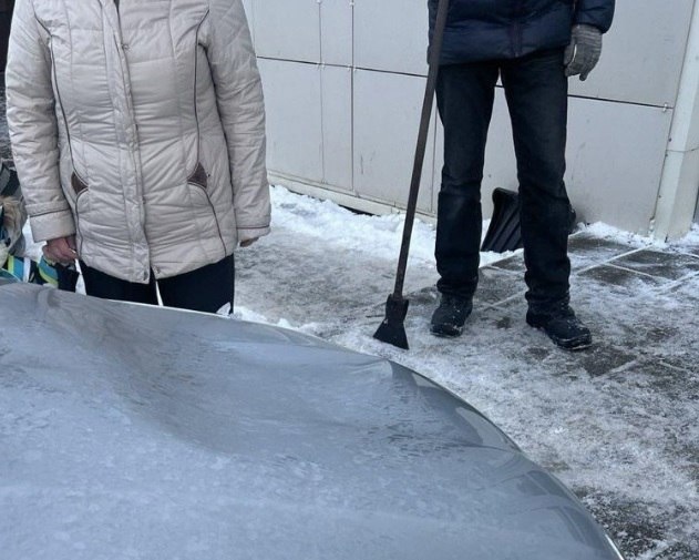В Кирове снежная глыба повредила припаркованную машину