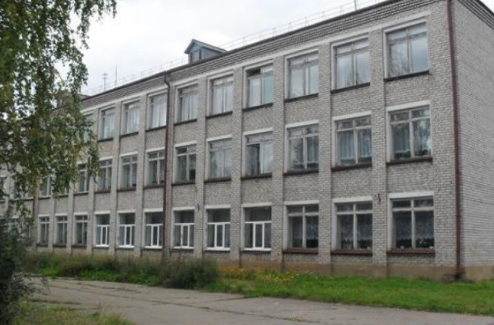 В Кировской области учителя на свои деньги ремонтировали протекающую крышу школы
