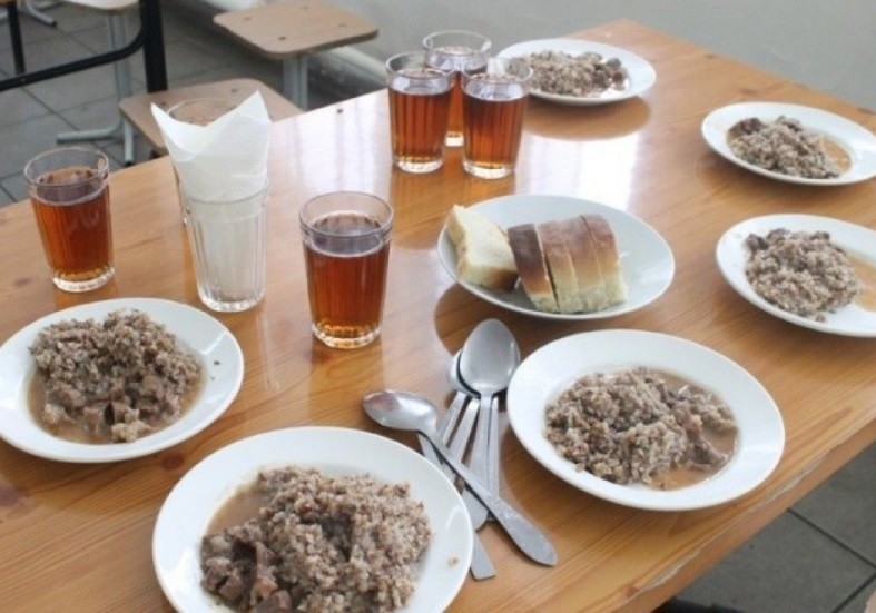 В школах Кировской области детей кормили просроченными продуктами