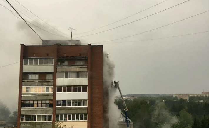 В многоэтажке в Кирово-Чепецке произошел крупный пожар