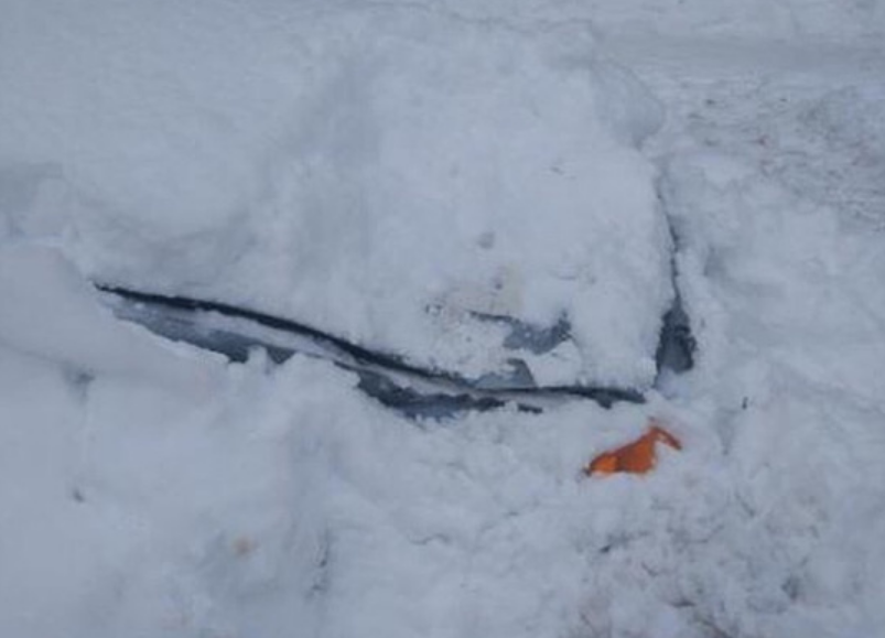 Водитель снегоуборщика проехал по заваленному снегом авто