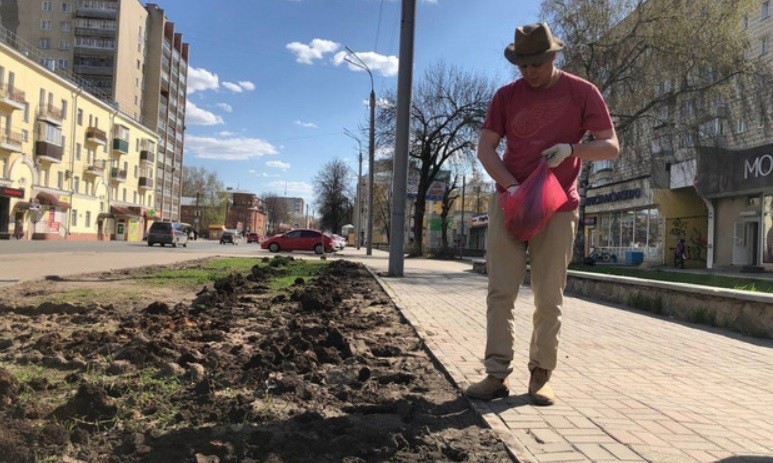 Кировчанин посадил грядку картошки в центре города