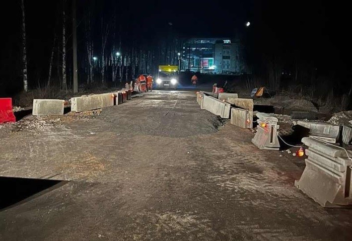 На разрушенном участке на Луганской восстановили движение транспорта