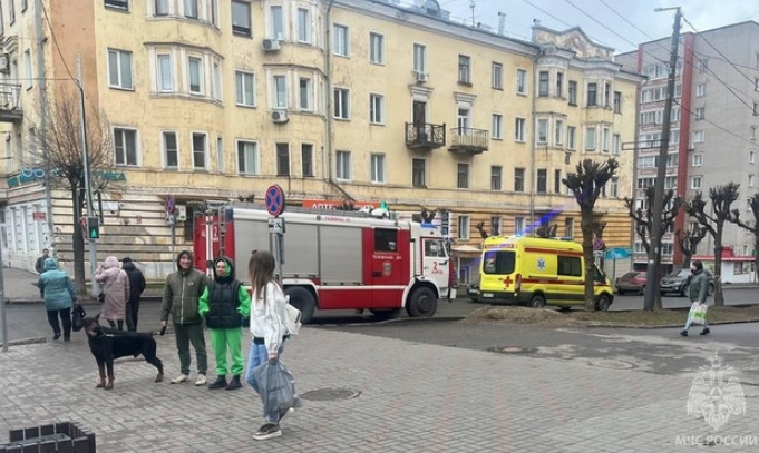 60 человек эвакуировали из детской поликлиники в Кирове