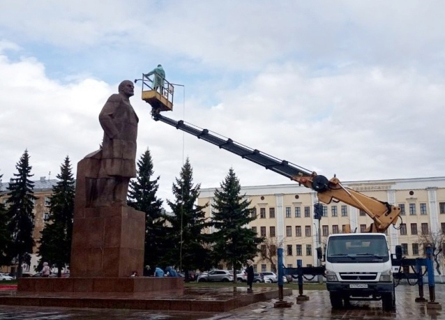 За 26 тысяч рублей собираются помыть памятник Ленину на Театралке