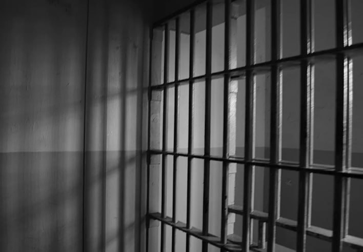 Школьников поведут за колючую проволоку