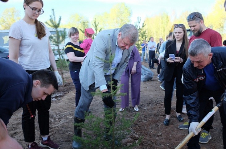 Игорь Васильев посадил деревья в «Уткин парке»
