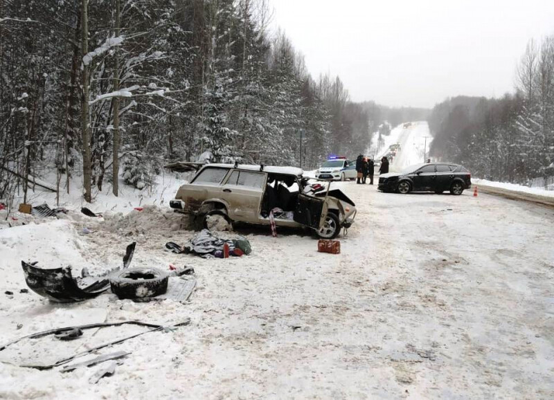 Три человека погибли и три пострадали в аварии в Кировской области