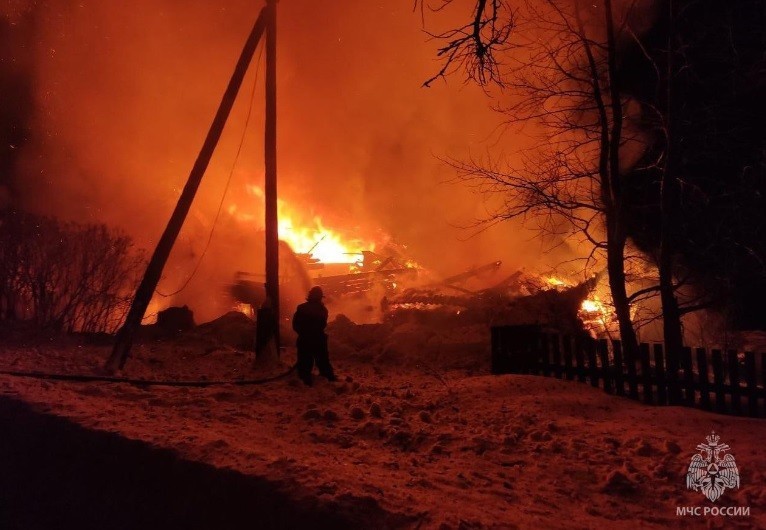 Двое мужчин погибли при пожаре в Унинском районе