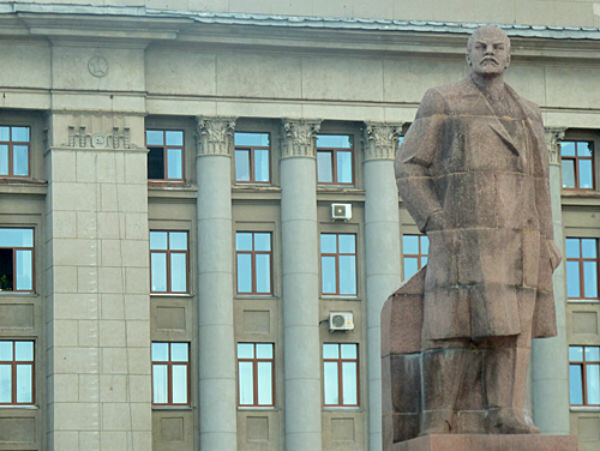 Памятник Ленину на Театральной площади хотят защитить от скейтбордистов