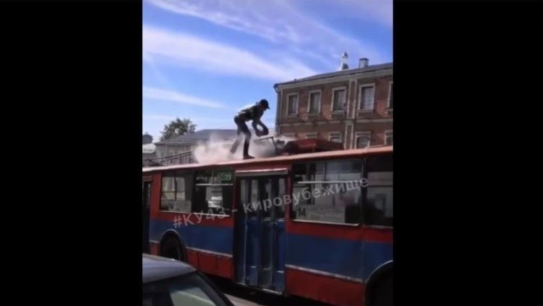 В Кирове загорелся троллейбус с пассажирами