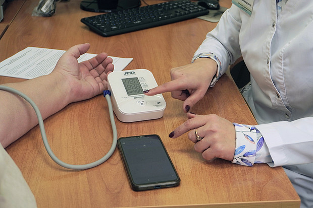 Правительство региона выделит дополнительные средства на закупку тонометров и глюкометров с дистанционной передачей данных