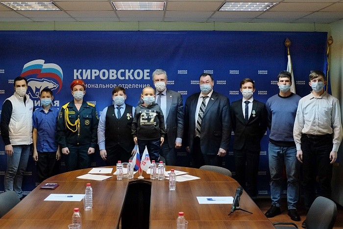 Игорь Васильев наградил кировских детей, совершивших героические поступки