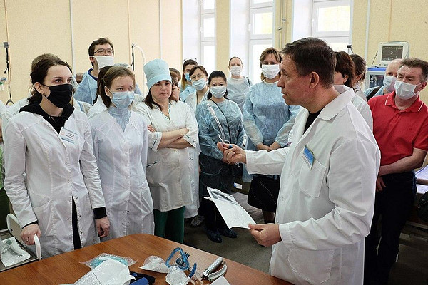 На доплаты медикам Кировской области за работу с коронавирусом дали почти 400 млн