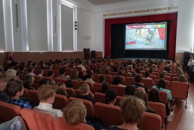 «Дата, которая не имеет права на забвение»: в ВятГУ почтили память жертв теракта в Беслане