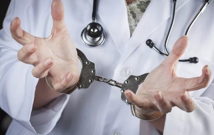 Сотрудницу больницы в Кировской области оштрафовали за взятки