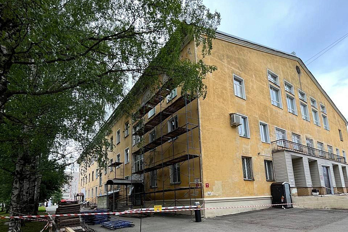 В Кирове начался ремонт фасада здания ОДНТ