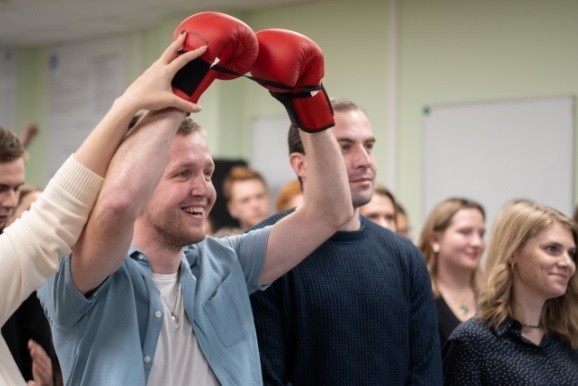 Сила – в знании: победитель Science Slam ВятГУ награжден боксерскими перчатками