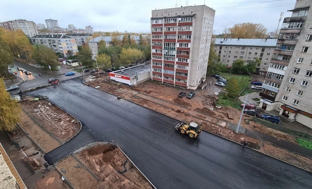На улице Сурикова завершено асфальтирование проезжей части