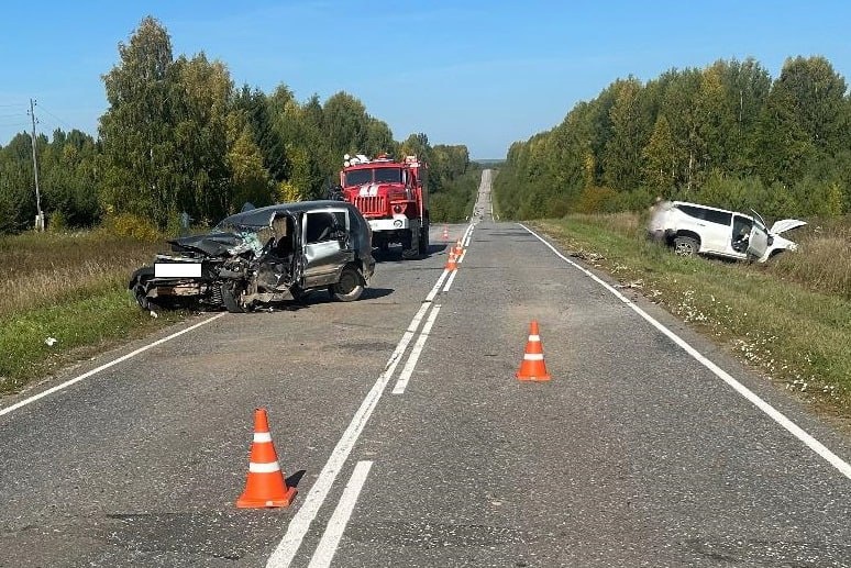 3 человека пострадали при лобовом столкновении машин в Кировской области