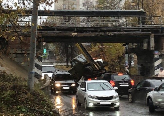 На Мельничной эвакуатор повредил теплосеть. Движение там затруднено