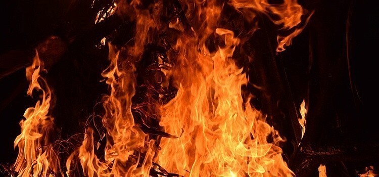 6 грузовиков сгорели при пожаре в Радужном