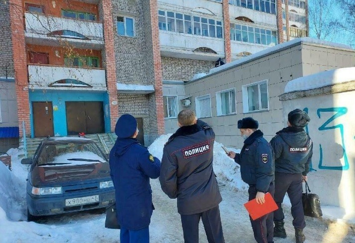 Кировская УК заплатит компенсацию за падение снежной глыбы на 6-летнюю девочку