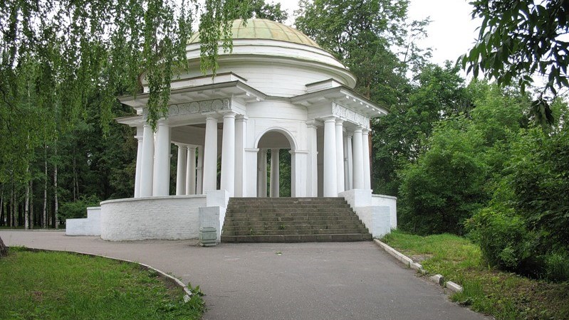 В Александровском саду вандалы разрисовали ротонду