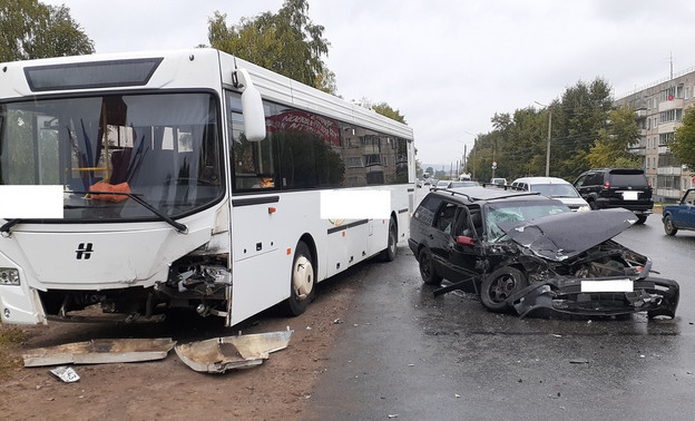 В Кирове в ДТП с автобусом пострадали два человека