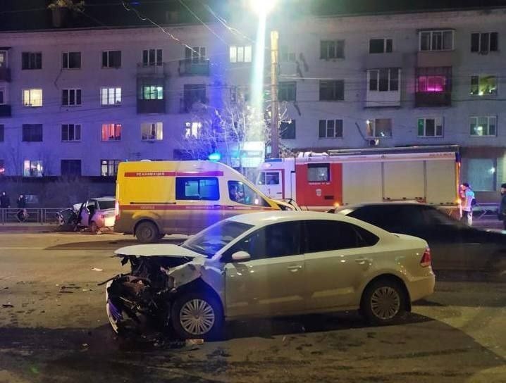 Два человека погибли в аварии в центре Кирова