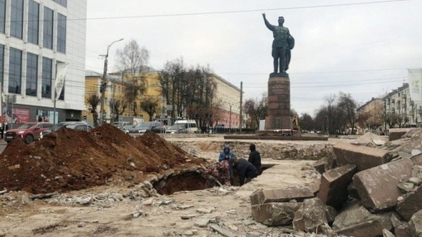 Подрядчику выставили около 400 тысяч рублей неустойки за срыв ремонта у памятника Кирову