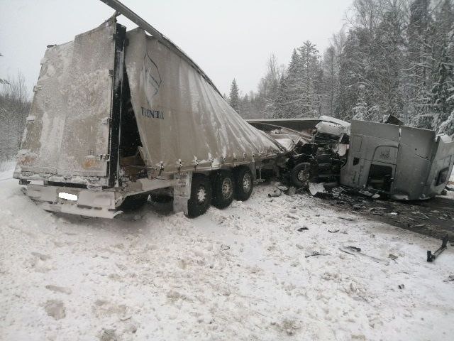 2 водителя погибли при столкновении фур в Кировской области