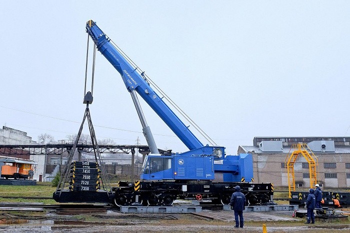 В Кирове презентовали железнодорожный кран, произведенный на заводе "1 Мая"