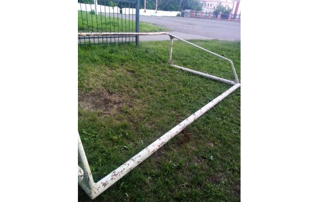 7-летний мальчик в Кирове пострадал из-за падения на него футбольных ворот