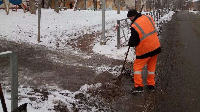 На кировских улицах стали разбрасывать меньше песка