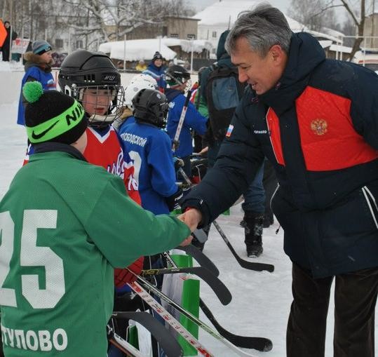 Рахим Азимов помог жителям Стулово в реализации проекта по строительству хоккейной площадки 