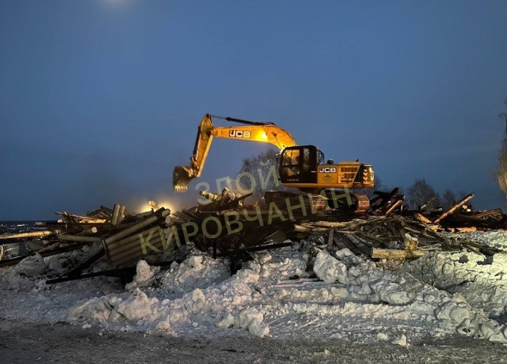 В Кирове разобрали сгоревшую Феодоровскую церковь