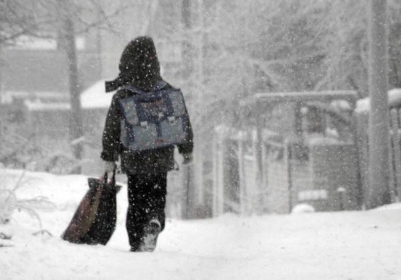 Кировским школьникам рассказали, при какой температуре можно не ходить на уроки