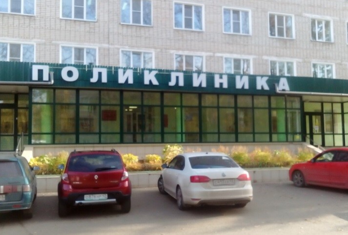 Из окна поликлиники в Кирове выпала женщина