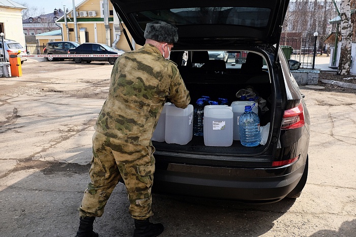 В Росгвардию и в церкви начали поставлять бесплатно антисептики