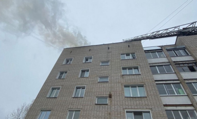 В Кирово-Чепецке загорелась крыша пятиэтажного дома