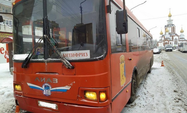 В Кирове пассажирский автобус сбил женщину и врезался в грузовик