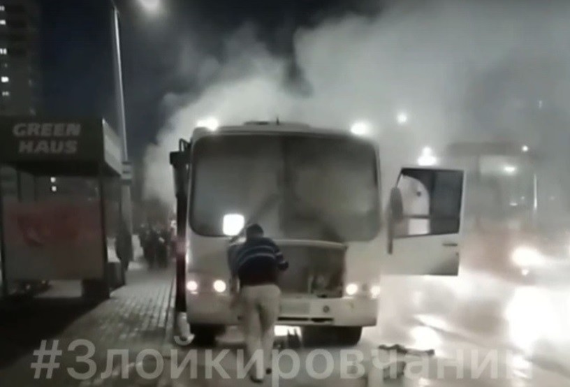 В Кирове загорелся автобус