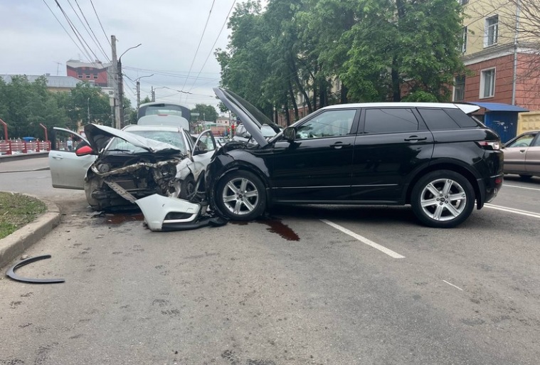 В лобовом столкновении авто на Московской пострадали 3 человека