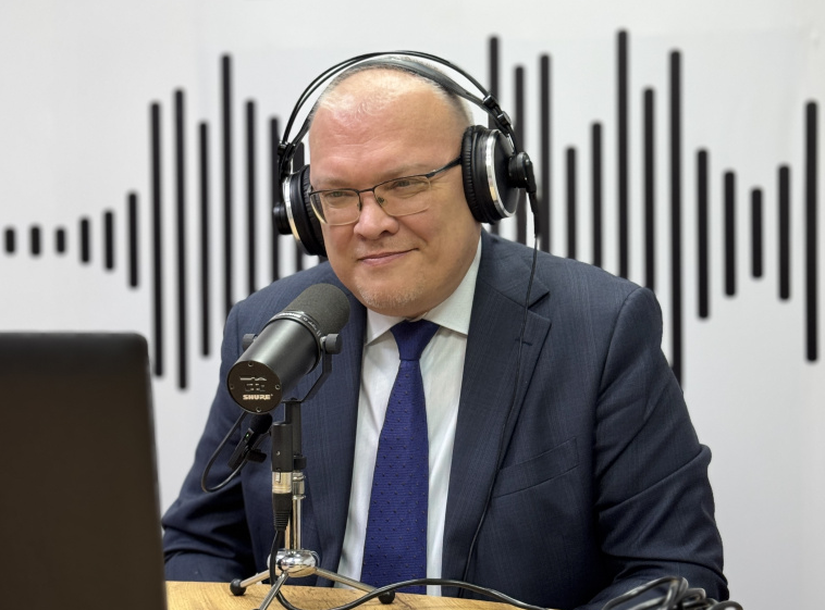 Александр Соколов поздравил кировчанок с 8 Марта