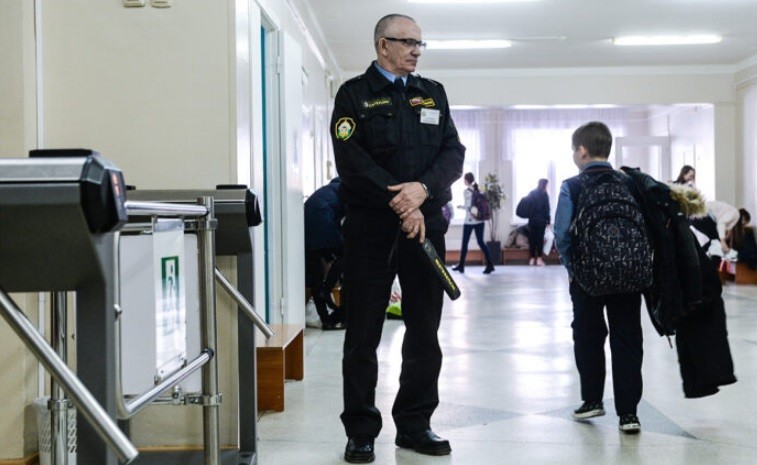 В 36 школах Кирова начали работать профессиональные охранники